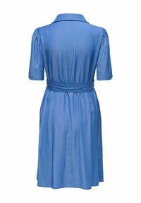 Robe bleue jusqu'aux genoux avec manches courtes bouffantes, une large ceinture et un col, vue de dos sur fond blanc.