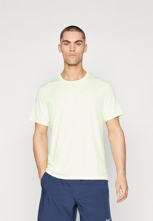 T-shirt de sport à manches courtes, en vert clair, fabriqué en matériau respirant avec un col rond. Présente un petit logo Nike blanc sur la poitrine.