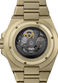 Gouden roestvrijstalen horloge met een transparante achterkant die complexe mechanische tandwielen toont, blauwe accenten en gegraveerde details rond de rand.
