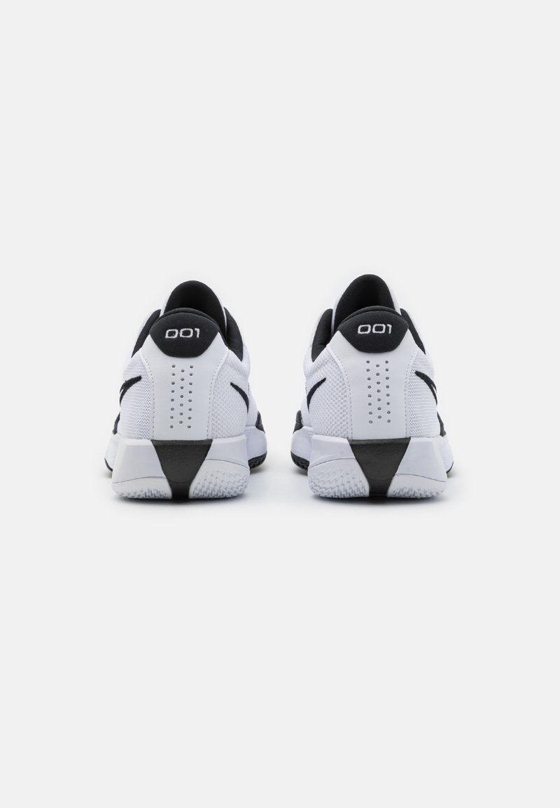 Białe sportowe sneakersy z teksturowanym siateczkowym wierzchem, czarnymi akcentami, wyściełanym kołnierzem i kontrastującą gumową podeszwą. Numer modelu znajduje się na pięcie.