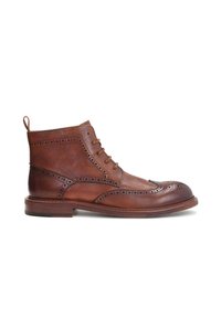 Bot cu piele maro, cu detalii decorative brogue, vârf rotund, design cu șireturi și toc jos. Include un tab de prindere în spate.