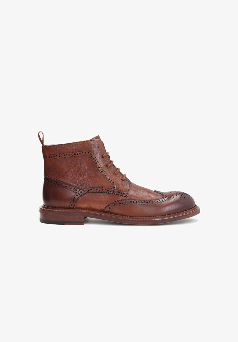 Stivale in pelle marrone con dettagli decorativi di brogue, punta tonda, design con lacci e tacco basso impilato. Include una linguetta sul retro.