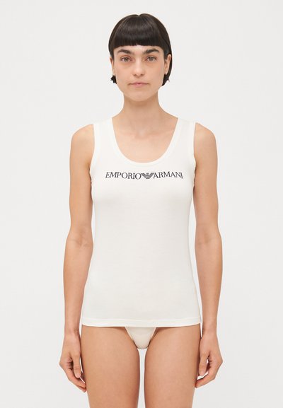 Hvid ærmeløs tanktop med en scoop neckline og "EMPORIO ARMANI" logo i sort over brystet. Blødt, glat stof.