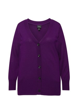 Lila gestrickte Strickjacke mit V-Ausschnitt, langen Ärmeln und einer Knopfleiste mit sechs schwarzen Knöpfen. Glatte Textur mit gerippten Säumen.