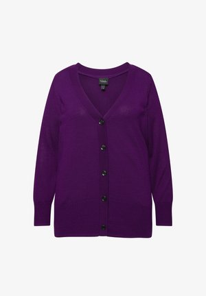 Fialový pletený svetr má V-výstřih, dlouhé rukávy a zapínání na knoflíky s šesti černými knoflíky. Hladká textura s žebrovými okraji.