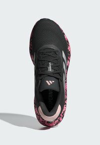 adidas Performance SUPERNOVA STRIDE - Pantofi de alergare pe asfalt - core black metalic sandy pink