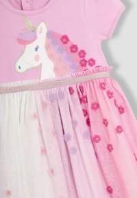 Roza pamučna haljina s izvezenim dizajnom jednoroga, s višeslojnim suknjom od glitter tullea u nijansama ružičaste i ljubičaste boje.