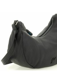 Schwarze Lederhandtasche in runder Form, mit strukturierten Oberflächen, silbernem Reißverschluss und verstellbarem Tragegurt. Mit Logodetail an der Seite.