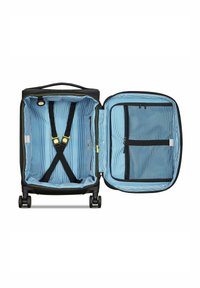 Valigia nera con ruote, dotata di interni a righe blu, featuring cinturini regolabili, tasca in rete con zip e design a doppio scomparto.