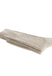 Hajtogatott bézs bordázott kötött sál fehér háttéren elszigetelve, amely a textúrát és a puha anyagot mutatja.