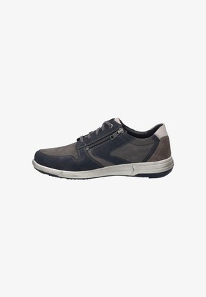 Marineblaues und graues gemischtes Leder-Sneaker mit strukturiertem Finish, ausgestattet mit Schnürsenkeln, einem seitlichen Reißverschluss und einer Gummisohle mit leichten Akzenten.