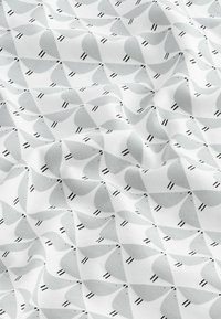 Tissu présentant un motif géométrique répétitif de formes gris clair sur un fond blanc, rehaussé de lignes noires. Texture douce, léger.