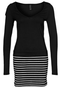 Maglietta nera a maniche lunghe con scollo a V, abbinata a una gonna a righe bianche e nere. Tessuto morbido, design aderente e motivi in contrasto.
