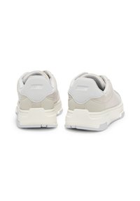 Ανοιχτό γκρι αθλητικά παπούτσια από συνδυασμό καστόρι και δέρματος. Διαθέτουν λευκή φτέρνα, υφασμένο μέσο πέλμα και ελάχιστη σήμανση στο πίσω μέρος.