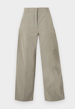 Παντελόνια σε μπεζ ανοιχτή γραμμή με τσέπες μπροστά, θηλιές για ζώνη και εμφανείς ραφές σε απλό φόντο.