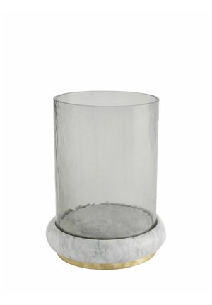 Porta bicchiere cilindrico trasparente con base in marmo bianco strutturato e un sottile bordo dorato sul fondo.