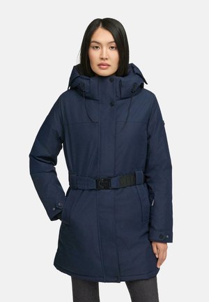 Parka blu navy con cappuccio regolabile, vita con cintura e chiusure a bottone. Presenta tasche laterali e un tessuto liscio e impermeabile.