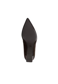 Chaussure à talon haut en suède marron avec un bout pointu. Semelle en caoutchouc noir texturé avec rainures ; présente un petit capteur de talon et des détails de logo.