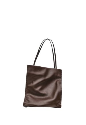 Braune Ledertasche mit zwei dünnen Schulterriemen und leicht zerknitterter Textur auf weißem Hintergrund.