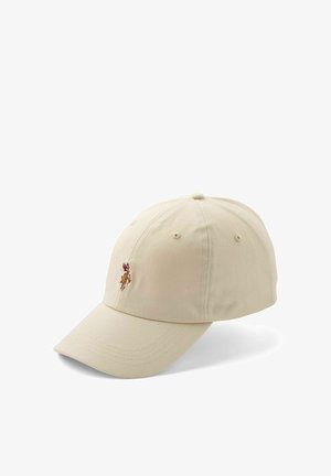 Bézs baseballsapka hímzett logóval, amely egy lóháton játszó pólójátékost ábrázol az elülső panelen, fehér háttéren kiállítva.