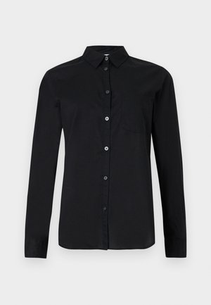 Svart långärmad skjorta med knappar, krage och bröstficka, visad mot en enkel ljus bakgrund.