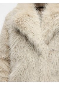 Faux fur frakke i cremefarve, med en blød, pelset tekstur, bred krave og en afslappet silhuet med et crossover front design.