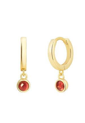 Goldene Creolen mit einem runden roten Edelstein, der an jeder Creole hängt. Glatte Oberflächenstruktur mit polierten Akzenten und einem sicheren Verschlussdesign.