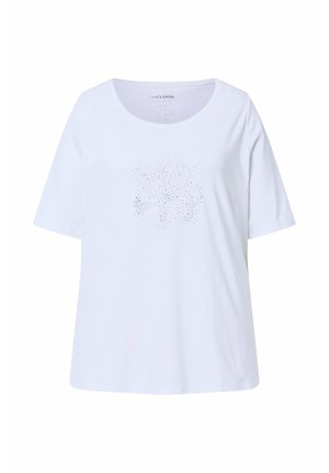 Weißes T-Shirt mit kurzen Ärmeln und rundem Ausschnitt, das in der Mitte vorne ein dezentes, mit Strass besetztes Blumenmuster zeigt.