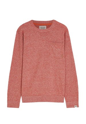 Maglione rosso mélange a maniche lunghe con scollo tondo, taschino sul petto e piccola etichetta del marchio sul polsino della manica inferiore.