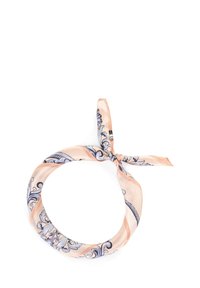 Pañuelo de seda en melocotón con patrones decorativos azules. Diseño delgado y largo, atado a mano en forma circular con extremos puntiagudos. Textura suave.