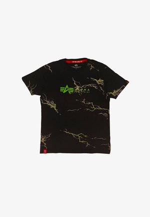 Schwarzes T-Shirt mit kurzen Ärmeln, grünem Blitzmuster und grünem "Alpha Industries"-Logo in der Mitte der Brust.