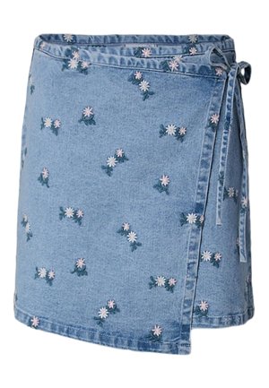 Pieces, MINI SKIRT PCFLORA MW WRAP EMBROIDERY - Hõlmikseelik - light blue denim