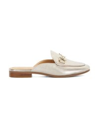 Metalen gouden loafers met een lage houten hak, met een ronde neus en een decoratieve gesp op de bovenkant. Gladde leren textuur.