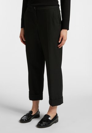 - Spodnie materiałowe