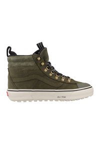 Zapatillas altas de ante verde oliva con ojales de metal, cordones negros, suela de goma blanca de contraste y una prominente pestaña en negro y blanco en el talón.