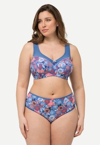Set di reggiseno e slip con stampa floreale in blu, con dettagli in rosa e bianco. Tessuto morbido, spalline larghe e dettaglio a fiocco sul davanti.