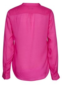 Camicia a maniche lunghe di un vivace rosa. Tessuto leggero e morbido con una consistenza liscia. Presenta un colletto e polsini con bottoni. Design semplice con plissettatura sul retro.