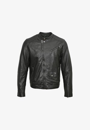 Giacca in pelle nera con colletto alto, chiusura frontale con zip, tasche laterali e una tasca con zip inclinata sul petto. Texture liscia, design minimalista.