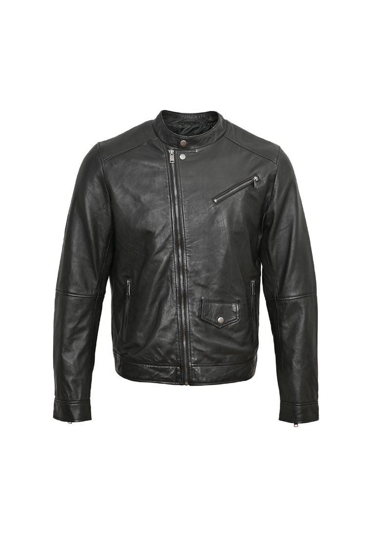 Schwarze Lederjacke mit hohem Kragen, durchgehendem Reißverschluss, Seitentaschen und einer schrägen Brusttasche mit Reißverschluss. Glatte Textur, minimalistisches Design.