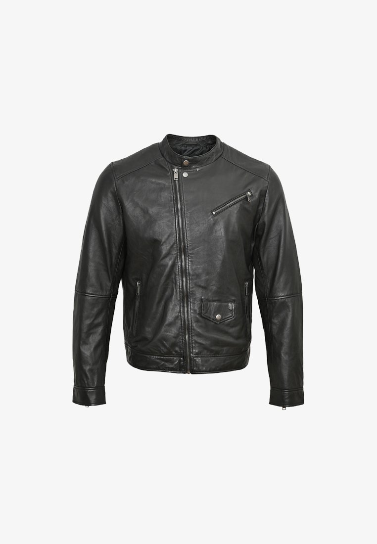 Schwarze Lederjacke mit hohem Kragen, durchgehendem Reißverschluss, Seitentaschen und einer schrägen Brusttasche mit Reißverschluss. Glatte Textur, minimalistisches Design.