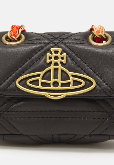 Geantă din piele cu quiltă neagră, cu un emblemă de planetă aurie și curele cu accente portocalii, dotată cu accesorii metalice și detalii cusute.