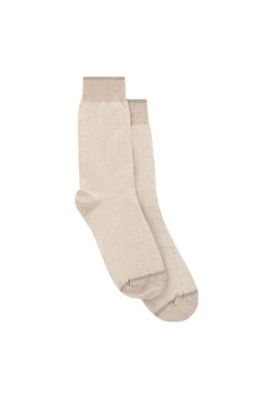 Paar beige Sportsocken mit leicht dunkleren Zehen, Fersen und Bündchen vor schlichtem weißem Hintergrund.