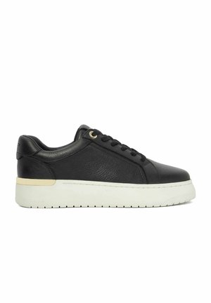 Zwarte leren sneaker met een gladde textuur, witte rubberen zool, gouden veterogen en subtiele branding aan de zijkant. Vetersluiting ontwerp.