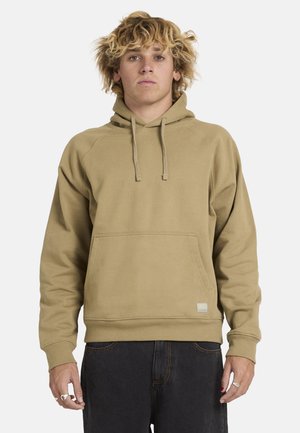 Kaki capuchontrui gemaakt van zachte, gestructureerde stof, voorzien van een voorkantzak en geribbelde manchetten, met trekkoorden voor de capuchon.