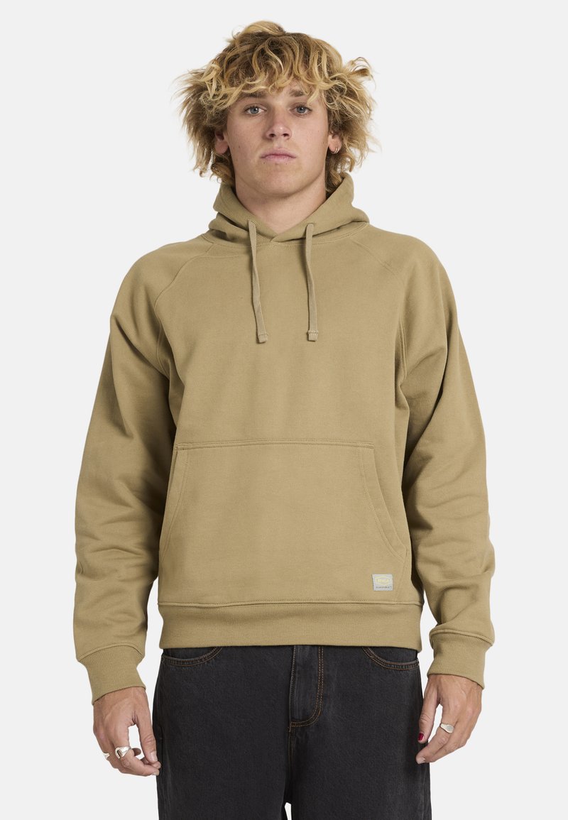 Khakiowa bluza z kapturem wykonana z miękkiego, teksturowanego materiału, z przednią kieszenią i ściągaczami na rękawach, wyposażona w sznurki do regulacji kaptura.