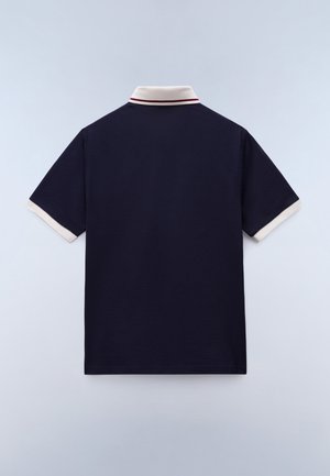 Marineblå poloshirt med korte ærmer, med en hvid krave og røde striber. Glat tekstur, klassisk design og lige snit.