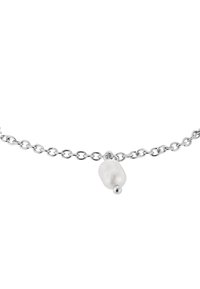 Bracciale a catena in argento con un centro in perla bianca texturizzata e un piccolo accento in perla d'argento. Collegamenti metallici lisci creano un design delicato.