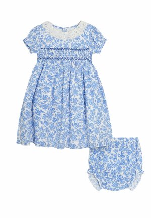 Bloemen kinderjurk en bijpassende bloomer set, blauwe en witte katoenen stof, korte mouwen, gesmokte details, gegolfde kraag, lichte textuur.