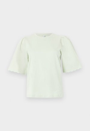 Pastellgrønn kortermet bluse med bølget brede ermer og rund hals på ensfarget bakgrunn.