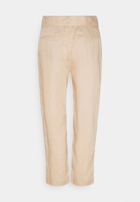 Beiga linbyxor med rak passform, som har två bakfickor och en slät textur. Skräddarsydd midja med bälteshällor.